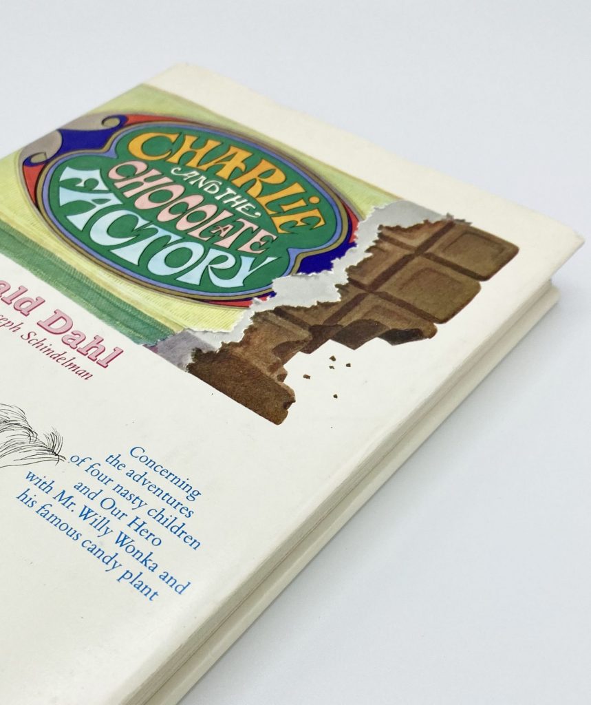 Detalle de portada de la primera edición de  'Charlie and the chocolate factory'.