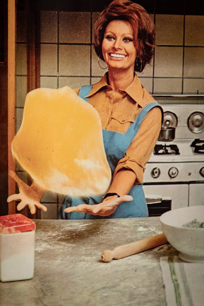 La actriz Sophia Loren en una de las imágenes de sus libros de cocina