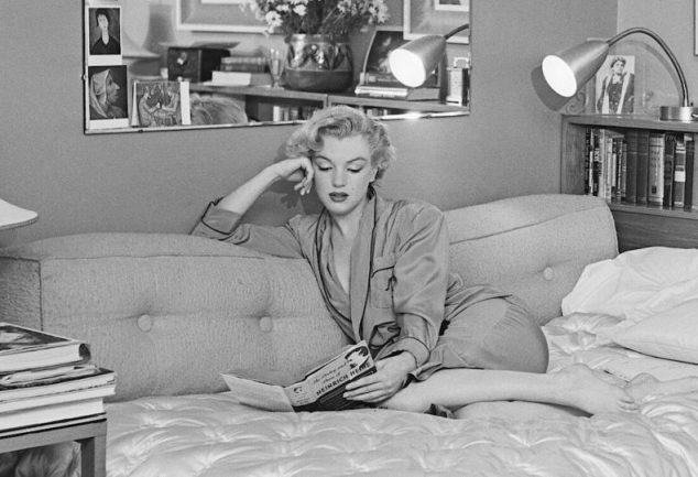 Marilyn Monroe leyendo