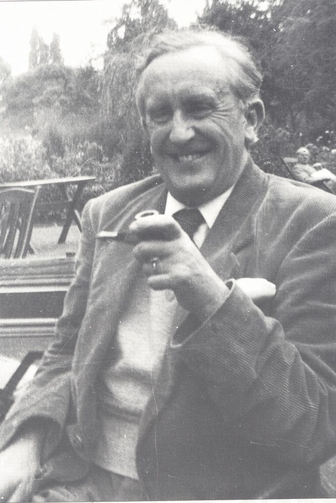 el escritor J. R. R. Tolkien 