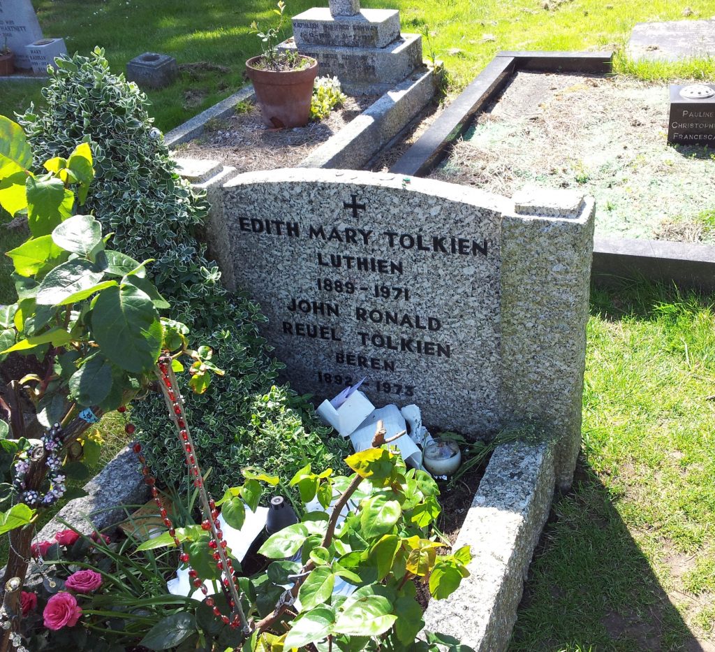 Tumba de J. R. R. Tolkien y su mujer, Edith Mary Tolkien, en el cementerio de Wolvercote.